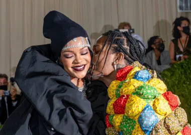 
Od 2017. je Rihanna ljubila saudijskog biznismena Hassana Jameela, a šuškalo se i da je trudna – no to nije bio slučaj. Nakon tri godine ljubavi, prekinuli su u siječnju 2020., a nakon toga je Rihanna za medije jasno rekla kako planira neko vrijeme ostati solo i istraživati život sama, bez pratnje muškarca. Ipak, sudbina je htjela drugačije jer se uskoro zaljubila u repera ASAP Rockyja s kojim je vezu potvrdila u svibnju 2021. Od tada do danas par se pojavio na mnogim crvenim tepisima zajedno te moramo priznati kako pjevačica nikada nije izgledala sretnije, a nedavno je potvrđena i sretna vijest koja je oduševila svijet – pjevačica je trudna s njihovim prvim djetetom!