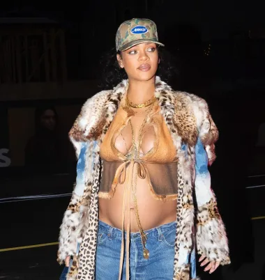 Par je tako 31. siječnja ove godine objavom na Instagramu svijetu obznanio kako čekaju svoje prvo dijete, a za sada javnosti nije znano nosi li Rihanna djevojčicu ili dječaka, jedino što nam je jasno je da će roditi na rano ljeto te da fura neobičan, ali jako unikatan trudnički stil. Iako je zima, par je tako zajedno pozirao za Instagram objavu zagrljen u New Yorku, a Rihanna je pokazala svoj goli trbuh svijetu. U posljednja je dva tjedna ponovila više takvih sličnih outfita koji pokazuju koliko se seksi i ugodno osjeća kao trudnica. Moramo priznati da većina zvijezda ne nosi ovakve stylinge za vrijeme trudnoće, što je još jedan dokaz Rihannine osebujnosti. 