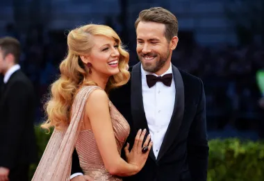 Iako su danas zajedno već više od 10 godina, supružnici Blake Lively i Ryan Reynolds imali su jako zanimljiv i pomalo bizaran prvi spoj. Naime, otišli su na spoj u dvoje - s drugim ljudima! No, večera koja je trebala rezultirati da se zbliže sa svojim partnerima dovela je do toga da oni napuste svoje partnere te završe zajedno u istom krevetu već istu večer. I Blake i Ryan su potvrdili da se nisu mogli oduprijeti međusobnoj kemiji te da znaju da nisu ispali fer, ali da si nisu mogli pomoći. &quot;Otarasili&quot; su se svojih pratnji i od tada se nisu razdvajali, a danas zajedno imaju i tri kćeri.