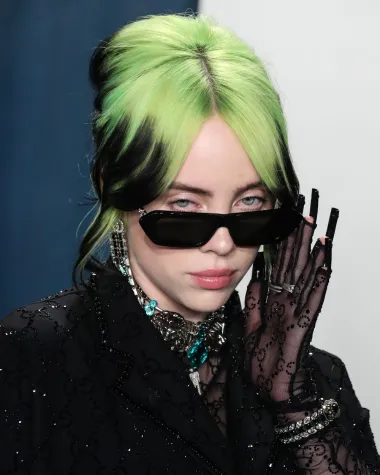 Billie Eilish je danas megazvijezda i ikona svoje generacije, a javno je priznala i kako je vrlo rano postala seksualno aktivna. Tako je s 13 godina otišla na spoj s dečkom koji joj se jako sviđao i koji je od nje bio znatno stariji, a nakon prvog poljupca koji su razmijenili u taksiju, on se od nje naglo odmaknuo i pred taksistom rekao da je očekivao da će biti puno spektakularnije poljubiti ju te da mu se ne sviđa njezin okus usana. Nakon toga je izašao iz taksija i više se nikad nije javio mladoj Billie. 