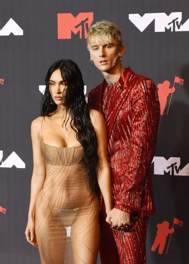 Megan Fox i Machine Gun Kelly trenutno su kontroverzni holivudski par koji se nedavno zaručio, a njihov je prvi spoj doista bio poseban. Navodno su bili u šetnji kada je Machine vidio terasu na samom vrhu neke zgrade koja mu se svidjela pa je odlučio popesti se po ostalim balkonima i doći do nje iako se radilo o stambenoj zgradi i bilo je protuzakonito verati se po tuđim balkonima. No, čini se da se njegov avanturizam Megan jako svidio, jer ga je ona u stopu odlučila pratiti te su se tako popeli čak tri kata, penjući se po ogradama i olucima zgrade. 