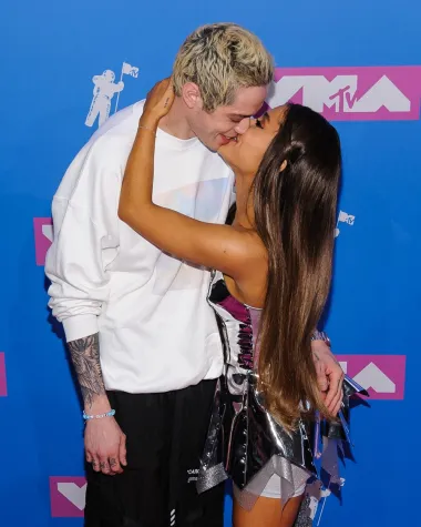 Bivši zaručnici Pete Davidson i Ariana Grande više nisu zajedno, no svojevremeno su punili stupce tabloida svojim ljubavnim izljevima na crvenim tepisima. Od tada je prošlo puno vremena, no i dalje nas fascinira priča o njihovom prvom spoju. Naime, Ariana je pozvala Petea na večeru, a on nije shvatio da se radi o pozivu na spoj pa je došao u zmazanoj trenirci i krajnje casual ušetao u Arianin dom ne očekujući ništa osim prijateljskog druženja. Pjevačica mu je iste večeri doslovno morala reći da ga je pozvala jer joj se sviđa, a ne kako bi s njim igrala video igrice, što su zapravo cijelo vrijeme radili. 