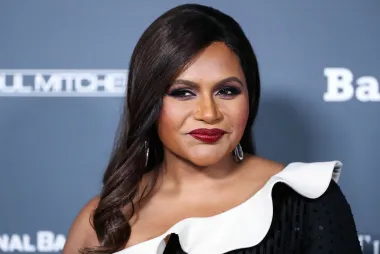 Mindy Kaling, zvijezda kultne humoristične serije &quot;The Office&quot; znana je i kao scenaristica koja je sama i napisala brojne epizode te serije, a jednom je zgodom opisala i slučaj iz stvarnog života koji ju je potaknuo da u scenarijima često piše čudne i neugodne scene prvih spojeva. Naime, kada je bila jako mlada izašla je na spoj s muškarcem za kojim je mjesecima žudjela. Platila je frizera, kupila novu haljinu i općenito bila presretna što se nalaze na večeri - da bi tamo došla i shvatila kako to nije spoj, već piće u baru, uz koje ju je dotični gospodin želio ispitati sve o njezinoj prijateljici koja mu se zapravo sviđala. 