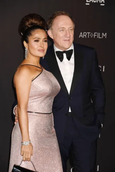 Salma Hayek i François-Henri Pinault dugogodišnji su supružnici i roditelji jednog zajedničkog djeteta, no na samom početku - Salma ni najmanje nije bila zainteresirana za svog današnjeg supruga. Navodno su glumicu njezini prijatelji prevarili da izađe s Françoisom-Henrijem i to tako da su joj rekli da ide na neki gala event. Ona se sredila, odabrala raskošnu toaletu i pojavila se u glamuroznom restoranu u zakazano vrijeme da bi otkrila da je nasamarena. Isprva je bijesno željela napustiti mjesto, no François-Henri ju je ipak nagovorio na jedno piće - i tako se njihova ljubavna priča lagano zakotrljala. 
