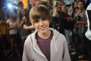 Danas megazvijezda glazbe, Justin Bieber, na sceni je od svojih teen dana - kada nije slovio za zavodnika. Naime, mlađahni Justin izveo je jednu djevojku iz svoje srednje škole na spoj u obližnji lokalni restoran i zabrljao sve što se zabrljati dalo, i to u doslovnom i u prenesenom značenju. Naime, Justin je naručio špagete s mesnim okruglicama za večeru te je uspio cijeli tanjur prevrnuti i posuti po sebi. Očekivano, ta djevojka poziv na drugi spoj s njim nije prihvatila. 