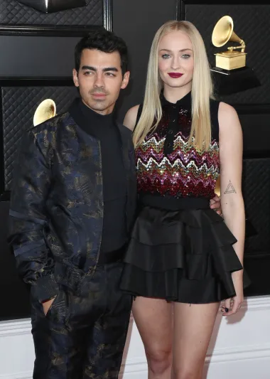 Još jedna dama koja nije željela imati posla s budućim ocem svog djeteta je i Sophie Turner. Naime, glumica i zvijezda serije &quot;Igra prijestolja&quot; smatrala je kako je Joe nadmeni pjevač i serijski zavodnik ljepotica pa je zato na njihov prvi spoj dovela sve svoje najbolje muške prijatelje - da im prave društvo. Iako vibra tako nije bila osobito romantična, Joe se očito dobro snašao jer je u konačnici uspio osvojiti Sophie s kojom danas ima i kćer. 