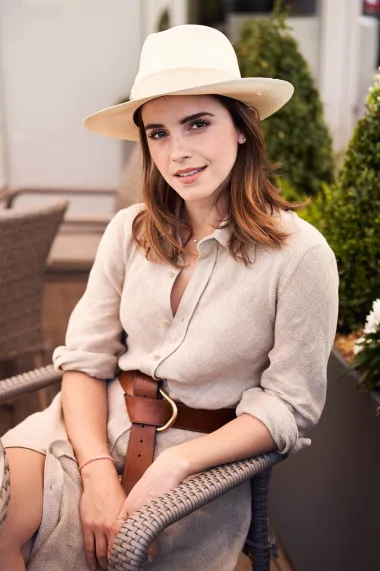 Prekrasna Hermiona iz &quot;Harry Potter&quot; filmova, britanska glumica Emma Watson, rijetko kada progovara o svom privatnom životu no priznala je jednom prilikom kako je jedan od njezinih prvih izlazaka na spoj završio apsolutno katastrofalno. Naime, našla se na spoju s frajerom koji joj je u prvih pola sata rekao kako prezire debele ljude te se ne druži s nikime tko je prema njegovom mišljenju neugledan. Objasnio joj je kako smatra da fizička ljepota reflektira i unutarnju ljepotu duše, pa osobe koje nisu lijepe moraju ujedno biti i zle. Emma je pobjegla glavom bez obzira i više se nikada nije tom tipu javila, rekavši novinarima kako joj je odmah bilo jasno kako se radi o luđaku. 