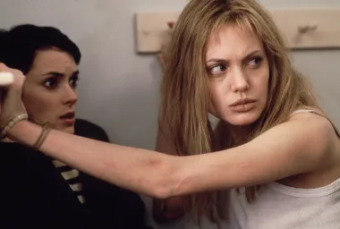 Angelina Jolie je za svoju ulogu divlje djevojke u bolnici za psihičke poremećaje u filmu &quot;Girl, Interrupted&quot; dobila Oscara, a mnoge je šokirao i njezin izgled. Naime, ljepotica je znana po svojem uvijek zanosnom izgledu, prekrasnom tijelu i licu, a u ovom je filmu izgledala znatno drugačije. Iako su njezine obline i lice ostali isti, vještom glumom i promjenom frizure i šminke Angelina se pretvorila iz holivudske dive u ženu teško oboljelu od psihičkih bolesti koja je izgledala sve samo ne glamurozno. 