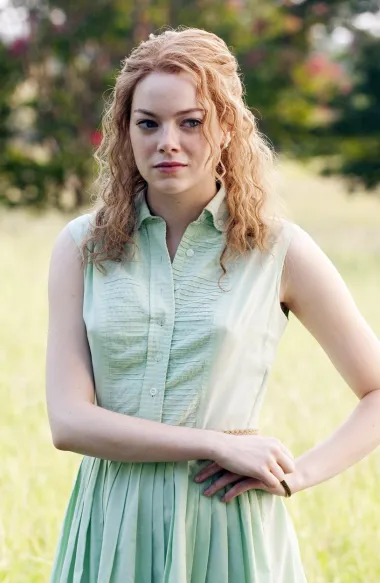 Još jedna oskarovka na ovoj listi je i Emma Stone koja se za svoju ulogu u filmu &quot;The Help&quot; odlučila prepustiti u ruke stilista te se tako pretvorila u kovrčavu štrebericu koja u filmu nimalo nije zračila šarmom karakterističnim za Emmu. Iako je ova transformacija manje izražena i drastična od nekih drugih s ove liste, svejedno je mnoge iznenadila te se svojevremeno komentiralo kako je ovo prva glumičina uloga u kojoj ona ne izgleda seksi. 
