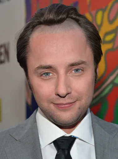 Na ovoj se fotki jasno vidi kako se glumac Vincent Kartheiser, kojeg pamtimo po jednoj od glavnih uloga u kultnoj seriji &quot;Mad Men&quot; morao brijati kako bi na TV-u izgledalo kao da ima veliki izrast, odnosno da ćelavi. Vincent inače ima sasvim normalan rub kose i nimalo nije ćelav, no u seriji su ga htjeli prikazati kao prerano oćelavljenog Petea Campbella. Sam glumac rekao je kako je nošenje ovakve frizure i stalno brijanje ruba kose na čelu bilo dosta psihički zahtjevno za njega. 