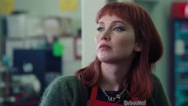 Jennifer Lawrence je oskarovka i miljenica Hollywooda već dugi niz godina, a najnovija njezina uloga o kojoj se puno pričalo je ona u Netflixovoj crnohumornoj drami &quot;Don&apos;t Look Up&quot; u kojoj je glumila mladu astrofizičarku. Za tu je ulogu Jennifer nosila periku sa kratkim, na pola čela rezanim šiškama za koju su se mnogi složili da joj nikako ne stoji. Prema riječima fanova, šminka, komstimografija i frizura u ovom su filmu inače zlatokosu Jennifer transformirali u grubijanku bez puno modnog ukusa. 