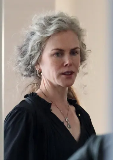 Nicole Kidman je inače znana australska ljepotica no za svoju ulogu u &quot;Top of the Lake&quot; se transformirala u staricu čija je sijeda kosa izgledala kao osinje gnijezdo na vrhu njezine glave. Naime, iako je Nicole uspješno dočarala svoj lik, mnogi njezini fanovi zgrozili su se koliko se promijenila i postarala za ovu ulogu. Osim spomenute perike, Nicole je nosila jako tešku, blijedu šminku te leće, a cilj je bio postići look elegantne, ali slabe i krhke starice. 