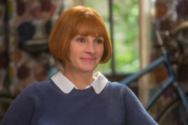 Julia Roberts znana je kao &quot;zgodna žena&quot; Hollywooda, pa na ovo njezino izdanje s &quot;kahlica&quot; frizurom doista uopće ne znamo što reći. Naime, Julia je pristala nositi ovu frizuru, tj., periku za film &quot;Mother&apos;s Day&quot;, a mnogi su se užasnuli kada su vidjeli kako joj stoji bob frizura. Sva sreća pa je Julia u stvarnom životu sve do danas ostala vjerna loknama i drugim kovrčama s kakvima se i proslavila.