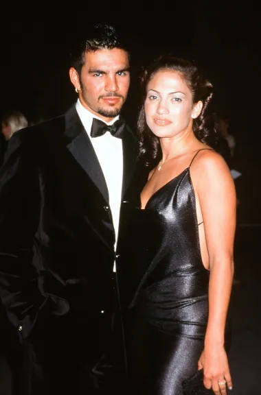 Prvi suprug danas megapopularne dive Jennifer Lopez bio je Kubanac, plesač i maneken, Ojani Noa. Kada su se upoznali, Jennifer je bila već slavna zahvaljujući svojoj ulozi u filmu &quot;Selena&quot;, a Ojani je bio tek konobar u jednom restoranu u Miamiju. Ipak, pjevačica i glumica pala je na njegov šarm te su se ludo zaljubili, a ona se za njega i udala u siječnju 1997., a da bi se brakorazvodna parnica pokrenula već u veljači sljedeće godine. I ništa to ne bi bilo neobično, da se njihov razvod nije pretvorio u sudsku bitku koja se vodila oko toga smije li Ojani objaviti knjigu o svom braku s Jennifer, a u kojoj je navodno želio iznijeti sočne pikanterije njihova odnosa i prikazati ju u lošem svjetlu. Osim same knjige, Ojani je želio objaviti i porno uradak koji je snimio s Jennifer i tako zaraditi, no srećom, njezini su odvjetnici to spriječili. 