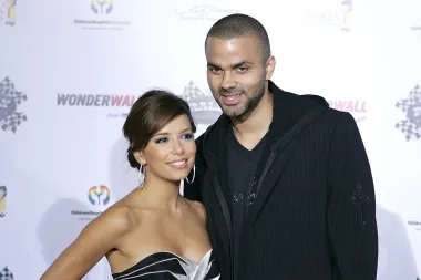 Latino ljepotica Eva Longoria upoznala je sportaša Tonyja Parkera 2004., a zaručili su se dvije godine kasnije. Sve se činilo idilično kada su uplovili u bračnu luku 2007., no samo tri godine kasnije došlo je do skandaloznog razvoda kroz koji se otkrilo kako je Tony svoju suprugu varao sa svakom ženom koja je s njim željela otići u krevet – a s obzirom da je bio slavan i bogat, bilo ih je mnogo. Glumica je navodno jedne večeri sasvim slučajno otkrila stotine poruka raznih žena na mobitelu svog supruga te je očekivano ostala slomljena srca. Također, otkriveno je da je Tony Evu varao sa suprugom svog najboljeg prijatelja te da je čak dva puta ljubavnicama platio abortuse.