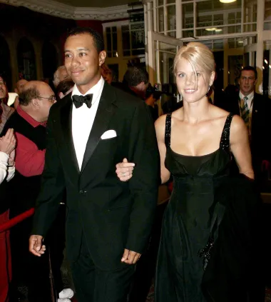 
Golf senzacija svijeta, Tiger Woods, bivšu je suprugu Elin Nordegren varao na svakom koraku. 39-godišnja bivša švedska manekenka Elin Nordegren od golferskog se asa rastala nakon njegova preljubničkog skandala. Par je tijekom braka dobio dvoje djece, kćer Sam i sina Charlieja, no ništa nije uspjelo očuvati njihovu ljubav nakon što je u medije procurio podatak da je Tiger Elin bio nevjeran kad god je stigao. Podsjetimo se, Woods je upoznao Elin davne 2001. godine na jednom turniru, a upoznao ih je golfer Jesper Parnevik. 2003. godine pale su zaruke, a godinu kasnije i vjenčanje, i to u jednom resortu na Barbadosu. Ipak, 2010. godine par se rastao, i to na nimalo lijep način. Naime, Tiger je zanosnu suprugu varao na svakom koraku s različitim ženama, a vruće poruke koje je izmjenjivao s njima preplavile su medije. Tako ne samo da je sportaš prevario svoju suprugu već ju je i javno osramotio, zbog čega se Nordegren nakon 2010. godine povukla iz javnosti. Ipak, znamo da je nakon što je saznala za suprugove silne prevare prvo otišla u njihovu golemu garažu i golferskom mu palicom razbila cijelu kolekciju skupocjenih automobila. Moramo reći – zaslužio je. 
