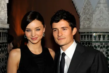 Jedna od najslavnijih Viktorijinih anđelica svijeta, Australka Miranda Kerr, i glumac Orlando Bloom kojeg pamtimo kao zlatokosog Legolasa iz „Gospodara prstenova“ vjenčali su se 2010., no nakon tri godine braka i rođenja zajedničkog sina – odlučili su se razdvojiti. Prvo je par tako odvojeno živio, a navodno su polazili i bračnu terapiju skupa, no na kraju su ipak odlučili da je njihovoj ljubavi došao kraj te su se razveli. Ipak, ostali su u sjajnom odnosu zbog svog djeteta te su danas dobri prijatelji. Oboje su ponovno zasnovali obitelji s drugim ljudima, no više puta su u intervjuima naglasili kako će se vječno poštivati i biti spremni na zajedničku suradnju kako bi svom sinu osigurali što sretnije odrastanje.