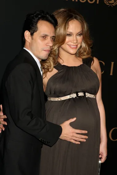 Jennifer Lopez i Marc Anthony bili su u braku skoro 10 godina, a zajedno su dobili i blizance. To je ujedno bio i najduži brak latino dive znane po ljubavi prema vjenčanjima i zarukama, a do danas Jennifer i Marc Anthony ostali su u dobrim odnosima. Iako su isprva nakon razvoda imali problema u komunikaciji, danas su dobri prijatelji koji zajedničkim snagama odgajaju svoju djecu te se trude priuštiti im što stabilniju obiteljsku atmosferu. Pjevačica je tako u jednom intervjuu priznala kako se zajedno sa svojim bivšim suprugom neprekidno ustrajno trudi pokazati djeci kako ljubav može postojati i nakon raspada veze te da tek tada može poprimiti svoju najčišću, svetu formu. 