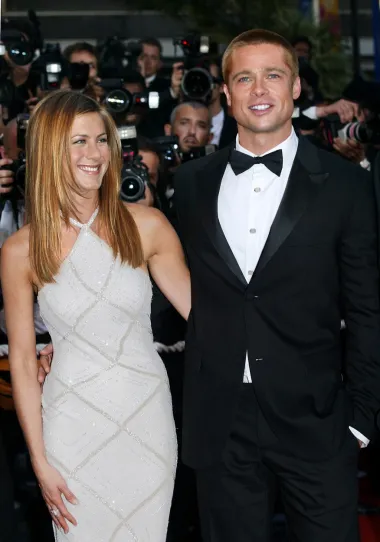 Kada su Brad Pitt i Jennifer Aniston obznanili javnosti da se rastaju svijet je stao na podijeljene strane. Naime, zna se kako je Brad prevario Jennifer s Angelinom Jolie na setu filma &quot;Gospodin i gospođa Smith&quot;, pa su mnogi fanovi para automatski stali na glumičinu stranu i osudili Brada. No, čini se kako je od 2005. ratna sjekira između ovo dvoje bivših supužnika zakopana, jer su proteklih godina bili zajedno viđani po večerama s prijateljima, šaleći se i u dobrom raspoloženju. Oboje su priznali kako su unatoč svemu što se između njih dogodilo danas dobri prijatelji ponosni na svoj zreo odnos. 