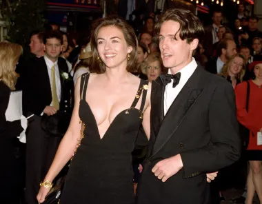 Nekoć omiljeni glumački par Velike Britanije, Elizabeth Hurley i Hugh Grant, upoznali su se 1987. te su bili zajedno sve do 2000. Iako je 1995. Hugh bio stavljen na javni stup srama zbog svoje afere s prostitutkom, za što je morao platiti veliku novčanu kaznu, njihova je veza opstala i tu turbulenciju. Ipak, odlučili su s početkom novog milenija krenuti dalje sa svojim ljubavnim životima no ostali su najbolji prijatelji sve do danas. Tako se druže sa svojim obiteljima, zajedno izlaze na večere te se redovno čuju telefonom, a Elizabeth je jednom rekla i kako je neizrecivo sretna što zna da će Hugh zauvijek biti dio njezina uskog kruga prijatelja. 