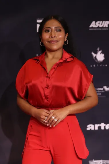 Yalitza Aparicio se proslavila ulogom u Oscarom nagrađenom filmu &quot;Roma&quot;. Naime, za tu je intimnu obiteljsku dramu dobila i sama nominaciju za Oscara za najbolju žensku glumicu, a zanimljivo je da je prije glumačke karijere bila teta u vrtiću te nije ni sanjala o životu na visokoj nozi. No, redatelj filma Alfonso Cuarón ugledao ju je jednog dana na ulici te joj ponudio ulogu koja ju je vinula u zvjezdana nebesa. 