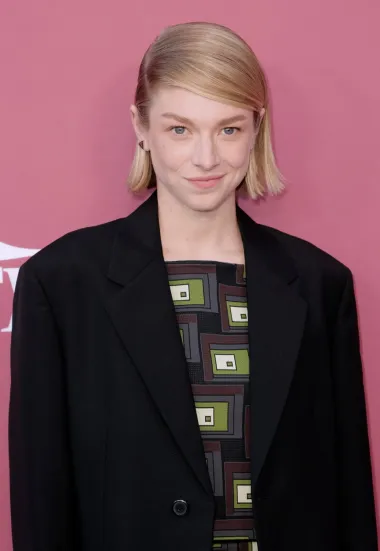 Hunter Schafer je danas megazvijezda HBO-ove iznimno uspješne serije &quot;Euphoria&quot; no prije te uloge - nikada nije glumila. Naime, ova 23-godišnja ljepotica koju je proslavila uloga Jules u „Euphoriji“ nikad prije audicije za tu ulogu nije ni stala na kazališne daske. Nije čak ni glumila u školskoj glumačkoj družini! Hunter je bila manekenka i model koja se preselila u New York zbog studija modnog dizajna, a do uloge je došla tako što ju je njezina modeling agencija poslala na audiciju. Iako mlada Hunter nije očekivala da će dobiti posao, na kraju je preko noći postala glumačka zvijezda usprkos svim svojim očekivanjima. „Nikada se nisam mislila baviti glumom niti me ona zanimala, a eto, to mi je sada životni poziv“, rekla je glumica u jednom intervjuu. 