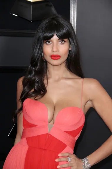 Jameela Jamil je danas poznata britanska voditeljica, glumica i model, no startala je na TV-u kao glumica kojoj je gluma bila potpuna nepoznanica. Naime, ova lijepa 35-godišnjakinja započela je karijeru tako da se nakon uspješnog starta u modelingu preselila u Los Angeles kako bi postala scenaristica. Velika želja bila joj je pisati filmske scenarije, no na kraju je sudbina ipak htjela drugačije. Jameela je tako na nagovor prijateljice otišla posve nespremna na audiciju za „The Good Place“, humorističnu seriju, te iz prve dobila ulogu koja ju je predstavila svjetskoj glumici. Iako to nije znala, ispostavilo se kako je Jameela rođena glumica. 