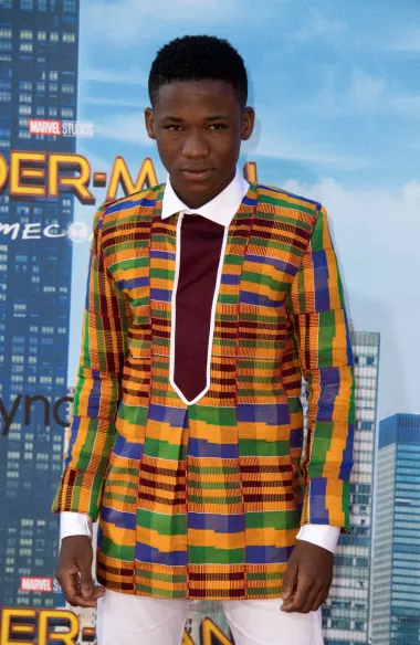 Abraham Attah je dječja zvijezda koja je slavu stekla u kritički vrlo hvaljenom filmu &quot;Beasts of No Nation&quot;. Priča o tome kako je ovaj dječak dobio ulogu u tom filmu koji je dobio brojne nominacije za Oscara naprosto je nevjerojatna. Naime, jednog je dana markirao nastavu u osnovnoj školi te je na obližnjem igralištu igrao košarku s prijateljima, a u blizini je bio casting agent koji ga je odmah zapazio te procijenio da bi bio savršen za ulogu Agua u filmu. Iako je dječak isprva oklijevao, na kraju je odlučio otići na audiciju te je dobio glavnu ulogu – koja ga je dovela na sve holivudske crvene tepihe. 