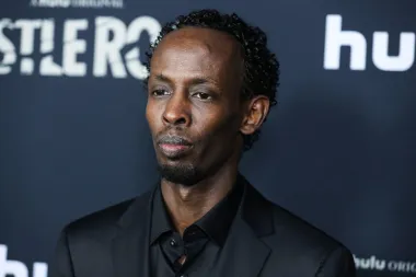Barkhad Abdi je vjerojatno najslavniji glumac svijeta koji je samo jednom ulogom preokrenuo svoj cijeli život. Naime, ova zvijezda hit filma &quot;Captain Phillips&quot; proslavila se preko noći svojom vrhunskom izvedbom za koju je u konačnici zaradio i nominaciju za Oscara u kategoriji najboljeg sporednog glumca te godine. Prije uspjeha na filmu, Abdi je bio siromašni vozač, a casting agenti otkrili su ga dok se družio s ostatkom somalijske zajednice u Minneapolisu. Jednostavno su mu prišli i pitali ga bi li došao na audiciju za film s Tomom Hanksom. Ostalo je povijest. 