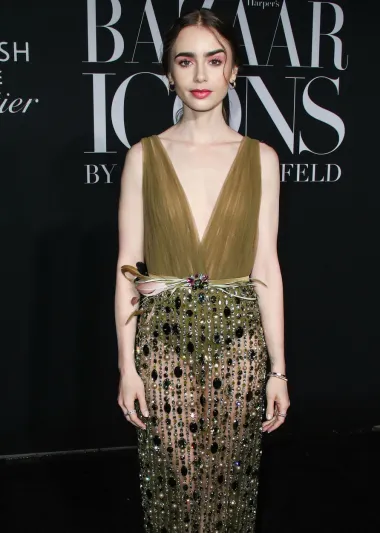 Zvijezda Netflixove serije &quot;Emily u Parizu&quot; rođena je 18. ožujka 1989. Lily Collins poznata je i otprije, i to ne zato što je kći glazbenika Phila Collinsa, već po ulogama u brojnim filmovima, poput &quot;Na kraju duge&quot;, &quot;Snjeguljica&quot; i &quot;Instrumentarij smrtnika: Grad od kostiju&quot;.