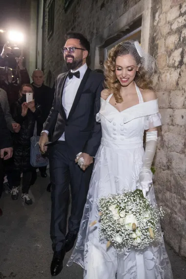 Prije nekoliko tjedana održana je &quot;svadba godine&quot;, na kojoj se Hana Huljić udala za Petra Grašu. Hana je zablistala u haljini splitskog modnog brenda Arileo kreiranoj posebno za nju. Brend je to iza kojeg stoji dizajner Jurica Pirić sa svojom suprugom Marijom Pirić, a uoči vjenčanja dizajner je otkrio da će Hanina vjenčanica biti lepršava, prozračna i u duhu njezine osobnosti. Inspirirana vintage stilom, haljina joj je odlično pristajala, a upotpunila ju je elegantnim rukavicama i mrežicom u kosi.