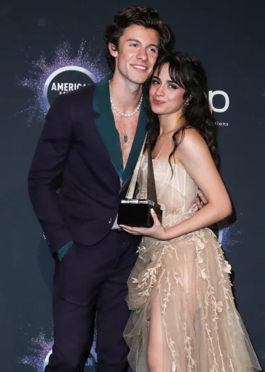 Camila Cabello i Shawn Mendes dvije su godine bili omiljeni glazbeni par svjetske scene, no sve su razočarali kada su obznanili da prekidaju u studenom 2021. Naime, iako se dugo spekuliralo da su zajedno samo kako bi si povećali popularnost, s vremenom je postalo jasno kako se radi o iskreno zaljubljenom mladom paru koji se podvukao pod kožu fanovima diljem svijeta. Zajedno su snimili hit singlove, a činilo se kako nikad nisu sretniji - no onda je svemu došao kraj. Ipak, i Camila i Shawn ostali su vrlo pribrani u toj situaciji te su rekli kako se rastaju kao najbolji prijatelji koji će uvijek moći računati jedno na drugo - samo više ne žele biti i ljubavni partneri. 