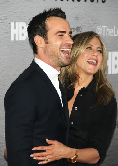 Nakon Brada Pitta, od kojeg se razvela nakon njegove afere s Angelinom Jolie 2005. godine, omiljena &quot;prijateljica&quot; Jennifer Aniston udala se za Justina Therouxa 2015. godine, nakon četiri godine veze, ali ni taj brak nije bio dugog vijeka - razveli su se već 2017. Šuškalo se da je do razvoda došlo zbog toga što nisu dovoljno vremena mogli provoditi zajedno zbog pretrpanih poslovnih rasporeda, no Theroux je kasnije u intervju otkrio kako to nije istina. Navodno su on i Jennifer shvatili da žele druge stvari od života te su se sporazumno razišli, a i dan danas su dobri prijatelji koji se međusobno jako poštuju. 