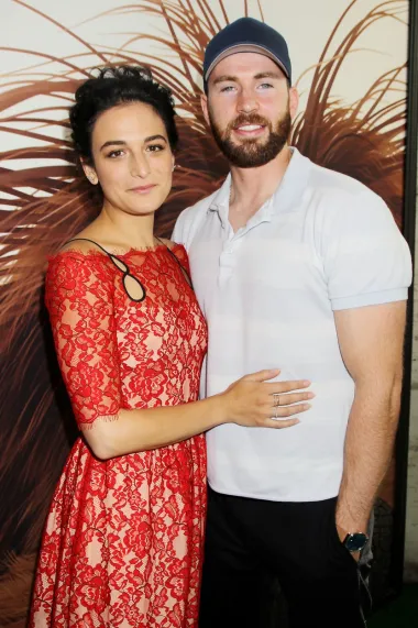 Iako nisu bili u braku niti su hodali godinama, u svojih 10 mjeseci veze Chris Evans i Jenny Slate postali su omiljeni par Hollywooda pa su mnogi bili razočarani kada su obznanili svoj prekid. Pa ipak, dobro je znati da su oboje cijeloj situaciji zrelo i odmjereno postupili te su javno priznali kako funkcioniraju bolje kao prijatelji te da se romantična iskra između njih dvoje brzo istrošila. Chris je u jednom intervjuu tako rekao kako je vječno zahvalan što je Jenny upoznao i što će ona zauvijek biti dio njegova života, a ona je pak novinarima nakon prekida rekla kako je Chris &quot;čovjek od zlata&quot;, divnih dubokih emocija te da mu je zahvalna što je uz njega toliko sazrijela kao osoba. Lijepe uzajamne riječi, zar ne?