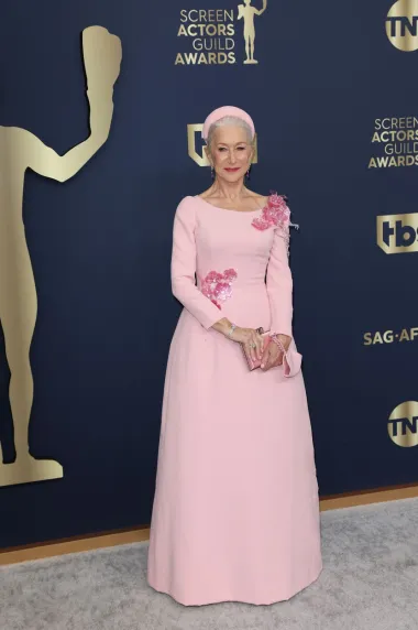 Dobitnica laskave nagrade za životno djelo, Hellen Mirren, zasjala je u Dolce &amp; Gabbana ružičastoj haljini s cvjetnim detaljima. 76-godišnja glumačka legenda ovim je izborom još jednom pokazala svoj izvrsni osjećaj za stil. Dugu je i pripijenu haljinu koja doziva proljeće i odiše svima nam potrebnim optimizmom &apos;lady in pink&apos; upotpunila pripadajućom trakom za glavu te maskom i torbicom u istoj boji. 