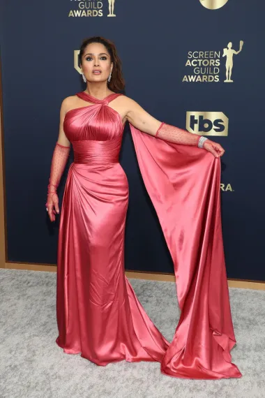 Lijepa je glumica na crveni tepih 28. SAG Awardsa stupila u elegantnoj satenskoj haljini koraljne boje koju potpisuje Gucci. Mnogi su kazali kako je 55-godišnja zvijezda ovim izborom događaju uspješno udahnula dašak glamura starog Hollywooda. U toj je maniri glumica podigla dio kose i outfit kompletirala dugim rukavicama do lakta te parom raskošnih visećih naušnica, kao i blještavom dijamantnom narukvicom. 