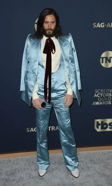 &apos;House of Gucci&apos; zvijezda Jared Leto istaknuo se u retro chic sjajnom trodijelnom odijelu u puder plavoj boji, koje naravno potpisuje Gucci.  Uvijek raspoložen za modne eksperimente i &apos;nestašluke&apos;, Leto je umjesto klasične kravate oko vrata vezao bordo baršunastu traku, a svoj je ekstravagantni look upotpunio bijelim cipelama &apos;u špic&apos;. 