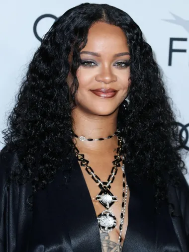 Ljepotica s Barbadosa, Rihanna, prošla je dalek put od siromašne klinke koja je prodavala odjeću na štandu na plaži, pa do prve glazbenice milijarderke svijeta. Ova genijalna umjetnica, poduzetnica i dizajnerica danas se može pohvaliti glazbenim hit singlovima, uspješnom linijom kozmetike, kao i činjenicom da će uskoro roditi drugo dijete. Naime, trenutno čeka drugo dijete s reperom A$AP Rockyjem s kojim je u vezi od početka 2020. godine i skojim već ima sinčića čije ime još uvijek nisu otkrili. Iako joj mnogi zamjeraju što nije tako glazbeno aktivna kao nekad, Rihanna nikada nije izgledala sretnije, pa se čini kako ju zli jezici i komentari uopće ne zabrinjavaju. 