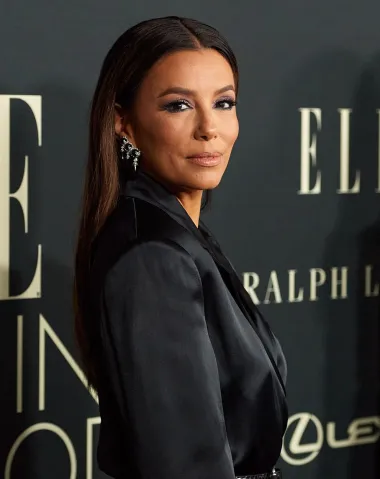 Još jedna latino diva na ovoj našoj listi najseksi horoskopskih Riba je i Eva Longoria. Ova prekrasna tamnokosa dama rođena je na ranču u Teksasu, a cijelog se djetinjstva aktivno bavila sportom zbog čega je i diplomirala kineziologiju. Iako nije sanjala o tome da korača crvenim tepisimama Hollywooda – upravo se to dogodilo. Naime, nakon što je završila koledž, pristupila je talent natjecanju koje ju je odvelo sve do Los Angelesa, gdje je ostvarila značajne uloge u dvije američke sapunice, „The Young and the Restless“ i „General Hospital“. Nakon što je napustila svijet sapunica, Eva Longoria postala je svjetski slavna nakon uloge Gabrielle Solis u seriji „Kućanice“. Od tada do danas postala je i seks simbol, kao i zaštitno lice nekih od najuspješnijih beauty kompanija svijeta, poput L&apos;Oreala. Danas je majka jednog dječaka, a udavala se tri puta.  