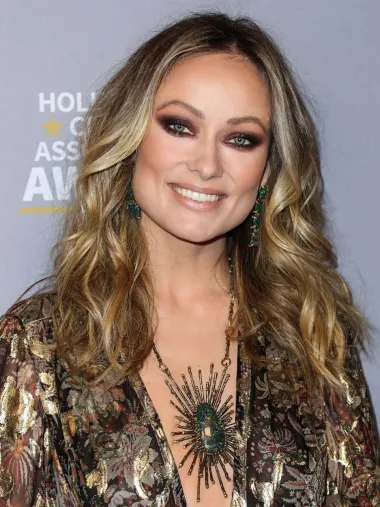 Prekrasna Olivia Wilde američka je glumica, redateljica i manekenka. Počela se baviti glumom početkom 21. stoljeća i otad se pojavila u nekoliko filmskih i televizijskih uloga, uključujući serije „O. C.“ i „Irska braća“, a najveću joj je slavu donijela uloga u kultnoj seriji „Dr. House“. Željela je postati glumica od svoje druge godine, pa je od malena pohađala dramske radionice te je u konačnici i završila studij glume. 10. ožujka proslavit će 39. rođendan, a iza sebe ima propali brak s Taom Ruspolijem. Majka je dvoje djece koje je dobila u dugogodišnjoj vezi s glumcem Jasonon Sudeikisom, a bila je i u vezi s mnogo mlađim pjevačem Harryjem Stylesom. Nekoliko se puta našla na listama najljepših žena svijeta, pa je tako prije desetak godina pozirala i za magazine &quot;Maxim&quot; i &quot;Playboy&quot; što je samo doprinijelo njezinom seksepilnom imidžu. 