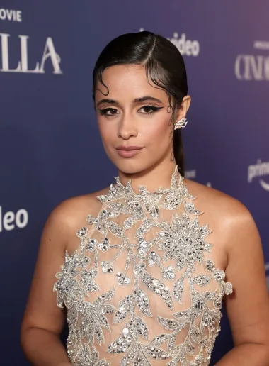 Ova megapopularna Kubanka danas je jedna od najslavnijih pjevačica, a tek će navršiti 26 godina. Slavu je stekla u popularnom ženskom bendu „Fifth Harmony“ koji je osnovan 2012. godine tijekom druge sezone popularnog američkog glazbenog showa &quot;X Factor&quot;. Camila Cabello svoju je solo karijeru započela snimivši nekoliko dueta, uključujući &quot;I Know What You Did Last Summer&quot; s kanadskim pop pjevačem Shawnom Mendesom te &quot;Bad Things&quot; s reperom Machine Gun Kellyjem. Obje pjesme ušle su unutar liste najpopularnijih singlova Billboard Hot 100. Nakon što je 2016. godine napustila popularni sastav „Fifth Harmony“ izdala je solo pjesmu &quot;Crying in the Club&quot; i s istom ostvarila osrednji uspjeh, no sve se promijenilo 2018. s njezinom singlom „Havana“ koji je postao apsolutni hit diljem svijeta. Od tada do danas Camila nastavlja redati uspjeh za uspjehom, a pažnju je plijenila i njezina veza sa Shawnom Mendesom koja je trajala sve do studenog 2021. godine. 