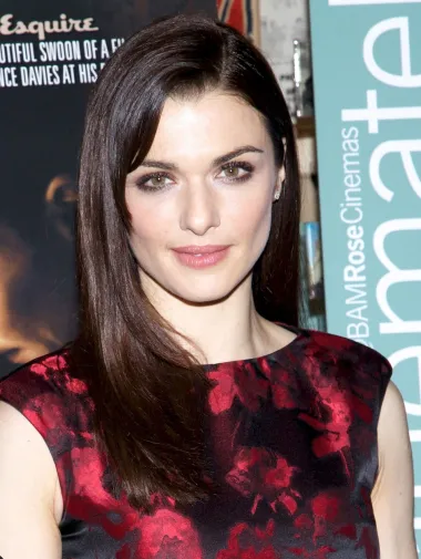 Rachel Weisz je posljednja karizmatična celebrity Riba na našoj listi, no to ne znači da je iole manje važna i utjecajna od prije spomenutih dama. Rachel je britanska kazališna i filmska glumica, dobitnica Oscara i mnogih drugih glumačkih nagrada, a u braku je i s Danielom Craigom, glumcem koji je posljednjih desetak godina glumio najslavnijeg tajnog agenta svijeta, Jamesa Bonda. Mnogi Rachel opisuju samo samozatajnu ljepoticu velike karizme koja uopće ne blijedi kako ona stari. Naime, Rachel će u ožujku proslaviti 53. rođendan, a izgleda apsolutno senzacionalno. Rodila je dvoje djece, sina i kćer, te uživa i u svom profesionalnom i u sretnom obiteljskom životu, a ta ispunjenost i sreća zrače iz nje. 