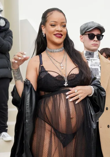 Rihanna je u siječnju ove godine svijet oduševila viješću kako očekuje svoje prvo dijete s reperom ASAP Rockyjem, a od tada nas ne prestaje oduševljavati svoji trudničkim lookovima. Mnoge je iznenadila njezina sklonost tome da unatoč tome što je zima stalno izlaže svoj trudnički trbuh pogledima javnosti i razgolićuje ga. Od početka svoje trudnoće Rihanna je tako počela furati lookove koji u prvi plan stavljaju njezin trbuh, kojeg stalno ukrašava nakitom i ističe golišavim topovima. Ovaj outfit u negližeu tek je najnedavniji od njezinih provokativnih trudničkih stylinga. Jako seksi i hrabar izbor. 
