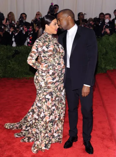 Ovaj legendarni look Kim Kardashian ostao je zapamćen kao jedan od najupečatljivijih trudničkih lookova s Met Gale ikad, ali se unatoč tome mnogima nije svidio. Ovu haljinu bogatog cvjetnog uzorka modni su kritičari proglasili pravim fashion fijaskom, no ne može se poreći da je haljina postala kultna. Neki su je uspoređivali s navlakom za kauč, dok su drugi pak smatrali kako se radi o hrabrom looku koji je naglasio Kiminu trudničku figuru.