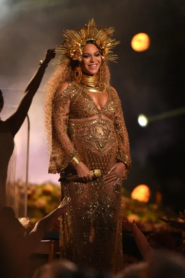 Na dodjeli Grammyja 2017. kraljica glazbenih ljestvica Beyonce se pojavila u ovom iznimno raskošnom trudničkom izdanju s krunom na glavi. Naime, pjevačica je htjela ovom kreacijom naglasiti boginju u sebi, ali odati počast i svojim afričkim korijenima, pa je bila ukrašena brojnim tradicionalnim afričkim nakitom i vezom haljine koji je bio inspiriran ukrasima afričkih plemena. S obzirom da je Beyonce legenda sama po sebi, ne čudi ni da je ovaj njezin look bacio obožavatelje u trans. 