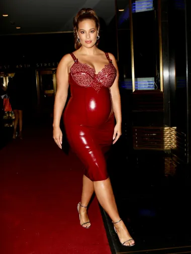 Najslavniji plus size model svijeta, po oblinama znana Ashley Graham, nedavno je rodila svoje blizance, no u prvoj je trudnoći sa sinom prije nekoliko godina zablistala u ovoj &quot;mokroj&quot;, lateks haljini koja je senzacionalno naglasila njezin trudnički trbuh u poodmakloj trudnoći. Modni brend koji je potpisao ovu crvenu seksi haljinu je Vex, a Ashley je zahvaljujući ovom stylingu ostala upamćena kao jedna od najtrendi trudnica svijeta. 