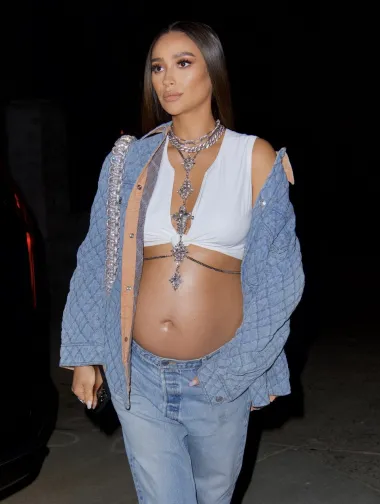 Shay Mitchell je američka glumica i model najpoznatija po svojoj ulozi u &quot;Slatkim malim lažljivicama&quot;, a trenutno je trudna sa svojim drugim djetetom. No, 2019., kada je nosila svoje prvo dijete, privlačila je puno pažnje javnosti svojim trudničkim stylinzima koji su često otkrivali njezin goli trbuh. Naime, slično kao i u slučaju Rihanne, Shay se definitivno ne srami svojih trudničkih oblina pa je svoj trbuh često razotkrivala i nosila tek ultra kratke topiće, a nerijetko bi dodatno cijeli look naglasila upečatljivim nakitom za trbuh. 