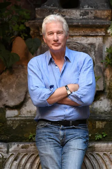 Richard Gere jedan je od onih glumaca koji su na sceni već desetljećima, a sijediti je počeo relativno rano. No, nije se time opterećivao već je upravo na temelju svoje sijede kose izgradio imidž neodljivog zrelog šarmera. On je po mišljenju mnogih simbol svih &quot;silver fox&quot; frajera svijeta, a s obzirom na to da je ljubio neke od najvećih ljepotica, poput Cindy Crawford, čini se kako je ženama takav njegov look puno primamljiviji od onog iz mladosti, kada je imao tamnu smeđu kosu. 