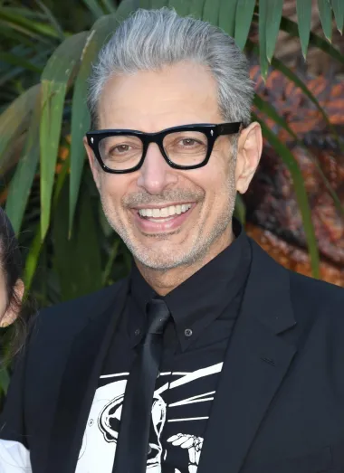 Jeff Goldblum, zvijezda mnogih akcijskih blockbustera i holivudskih komedija, oduvijek je zračio neobičnim šarmom, a sada kada je zakoračio u osmo desetljeće života izgleda sretnije, samopouzdanije i šarmantnije no ikad prije. Naime, ponosan je otac dvojice malenih dječaka te je sretno oženjen 30 godina mlađom gimnastičarkom. Osim toga, uživa svjetsku slavu i uvijek je rado viđeno lice na crvenim tepisima, a moramo priznati kako izgleda sve bolje i bolje - kao da prkosi procesu starenja. 