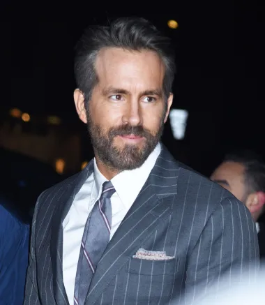 Ryan Reynolds otac je troje djece i već je godinama u braku s holivudskom miljenicom Blake Lively, no unatoč svom statusu obiteljskog čovjeka za njim venu žene diljem svijeta. Seksi Kanađanin poznat je po odličnom smislu za humor i prekrasno oblikovanom tijelu, a iako je cijelu karijeru većinom imao smeđu kosu, odnedavno je počeo furati prirodni sijedi look - koji ga je samo učinio još privlačnijim. Ako je to uopće moguće. 
